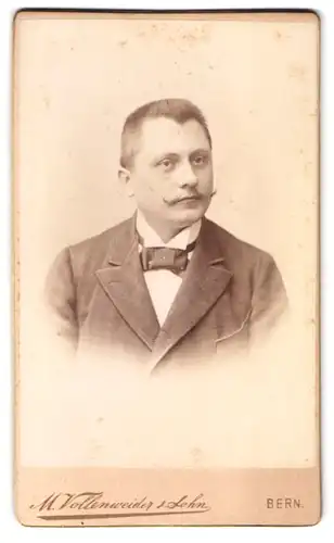 Fotografie M. Vollenweider & Sohn, Bern, Postgasse 68, Portrait Herr im Anzug mit Fliege und Moustache