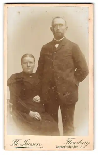 Fotografie Th. Jensen, Flensburg, Norderhofenden 15, Portrait Frau und Mann in bürgerlicher Kleidung posieren im Atelier