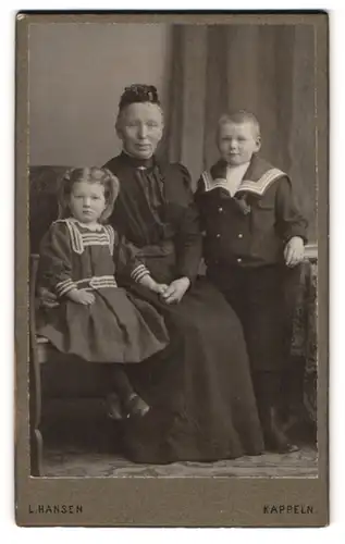 Fotografie L. Hansen, Kappeln, Portrait Grossmutter im Kleid mit Enkelkindern in Matrosenanzug und Kleid