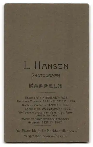 Fotografie L. Hansen, Kappeln, Portrait Grossmutter im Kleid mit Enkelkindern in Matrosenanzug und Kleid