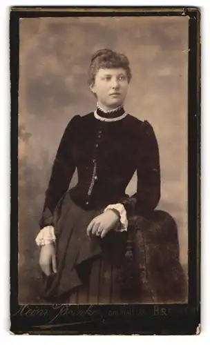 Fotografie Heinr. Brinker, Bremen, am Wall 128, Portrait junge Dame in samtener Bluse mit Halskette und Dutt