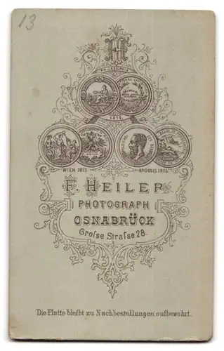 Fotografie F. Heiler, Osnabrück, Grosse Str. 28, Portrait junger Mann im Anzug mit Weidenstock und Hut