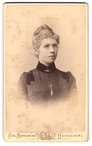 Fotografie Carl Michelmann, Hannover, Ständehausstr. 2, Portrait junge blonde Frau im Biedermeierkleid mit Locken