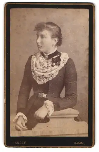 Fotografie N. Kneer, Hamm a. Lippe, Markt 14, Portrait junge Frau im taillierten Kleid mit Halstuch