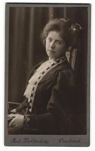 Fotografie Rud. Lichtenberg, Osnabrück, Möserstr. 24, Portrait Dame im Biedermeierkleid mit toupirten Haaren
