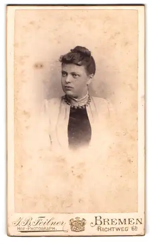 Fotografie J. B. Teilner, Bremen, Richtweg 6, Portrait Dame in weisser Bluse mit Halskette und Dutt