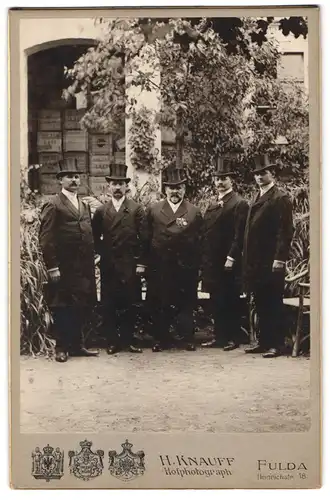 Fotografie H. Knauff, Fulda, Heinrichstr. 18, Ansicht Fulda, fünf Herren mit Zylinder und Ordenband, Eisernes Kreuz