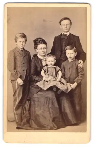 Fotografie unbekannter Fotograf und Ort, Portrait junge Mutter mit vier Kindern in Anzügen, Mutterglück