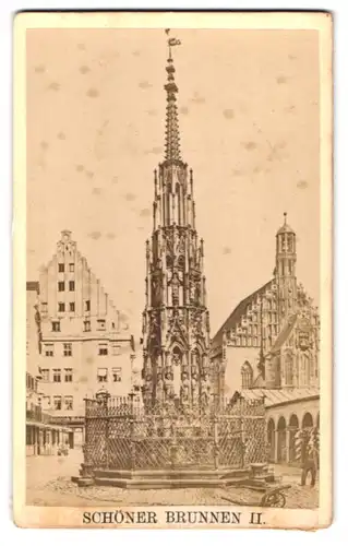 Fotografie unbekannter Fotograf, Ansicht Nürnberg, Platz mit dem schöner Brunnen und Geschäften