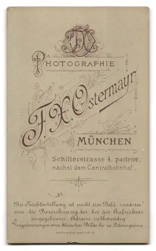 Fotografie F. X. Ostermayr, München, Schillerstr. 4, Portrait Mutter und Vater mit Tochter im Atelier, Mutterglück