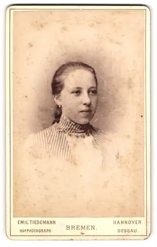 Fotografie Emil Tiedemann, Bremen, Richtweg 12, Portrait junge Frau in gestreifter Bluse mit Zopf