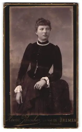 Fotografie Heinr. Brinker, Bremen, am Wall 128, Portrait junge Dame in samtener Bluse mit Halskette und Dutt