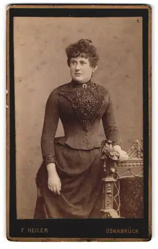 Fotografie F. Heiler, Osnabrück, Grosse Str. 28, Portrait Dame im Biedermeierkleid mit Locken und Brosche