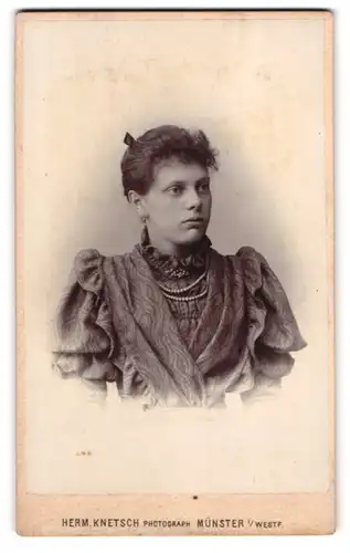 Fotografie Herm. Knetsch, Münster i. Westf., Bahnhofstr., Portrait Dame im gemusterten Biedermeierkleid mit Perlenkette