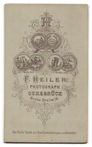 Fotografie F. Heller, Osnabrück, Grosse Str. 28, Portrait junger Knabe im adretten Anzug mit Hut und Stock, Dandy