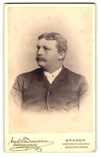 Fotografie Emil Tiedemann, Bremen, Richtweg 12, Portrait rundlicher Mann im karierten Anzug mit Moustache