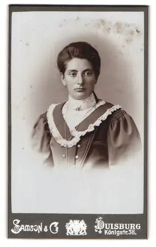 Fotografie Samson & Co., Duisburg, Königstr. 38, Portrait junge Dame im Kleid mit Spitzenkragen