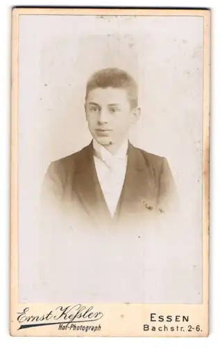 Fotografie Ernst Kessler, Essen, Bachstr. 2-6, Portrait Knabe im Anzug mit Schlips und Bürstenhaarschnitt