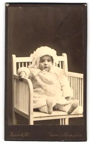 Fotografie Koch & co., Essen, Hansahaus, Portrait niedliches Kleinkind im Wollmantel mit Haube