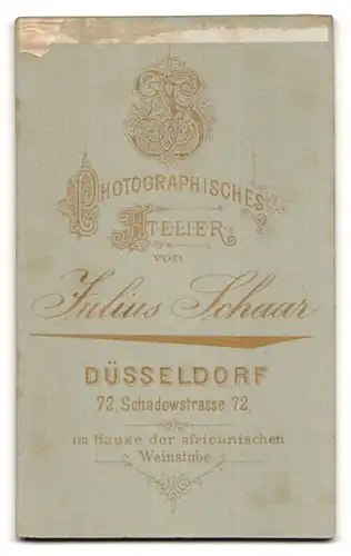 Fotografie Julius Schaar, Düsseldorf, Schadowstr. 72, Portrait junger Mann im grauen Anzug mit Moustache