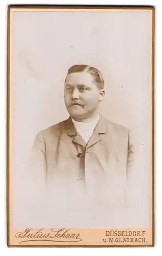 Fotografie Julius Schaar, Düsseldorf, Schadowstr. 72, Portrait Herr im grauen Anzug mit Seitenscheitel