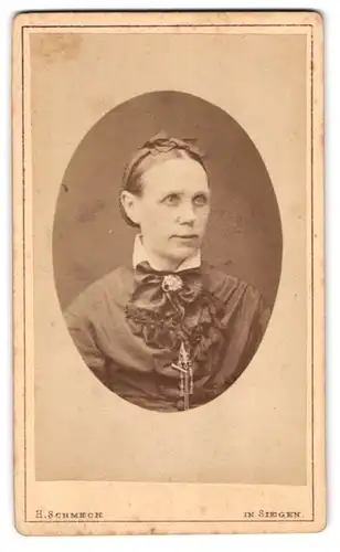 Fotografie H. Schmeck, Siegen, Portrait ältere Dame im Biedermeierkleid mit Haarschleife