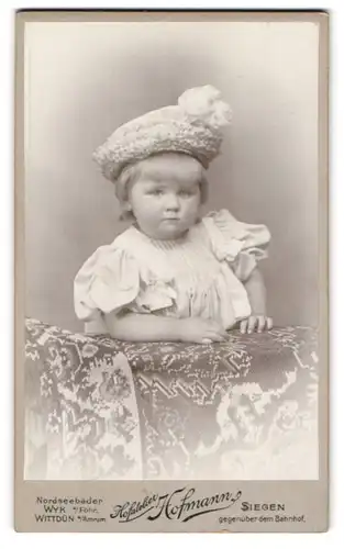 Fotografie Hofmann, Siegen, Portrait niedliches blondes Mädchen im weissen Kleid mit schickem Hut