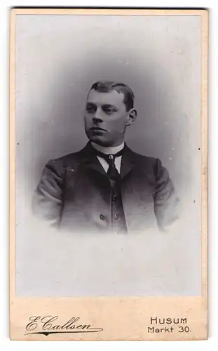 Fotografie E. Callsen, Husum, Markt 30, Portrait junger Mann im Anzug mit Krawattenanstecker Hufeisen