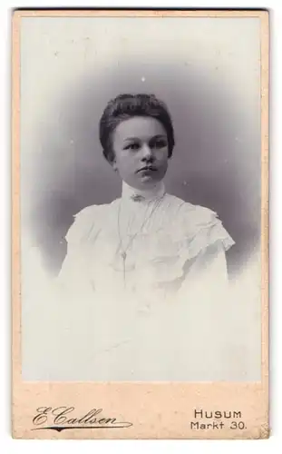 Fotografie E. Callsen, Husum, Markt 30, Portrait junge Frau im weissen Kleid mit Halskette