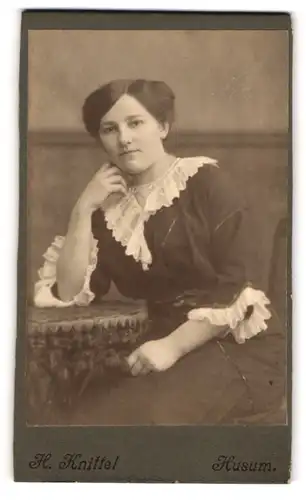 Fotografie H. Knittel, Husum, Portrait junge Dame im dunklen Kleid mit Spitzenbesatz