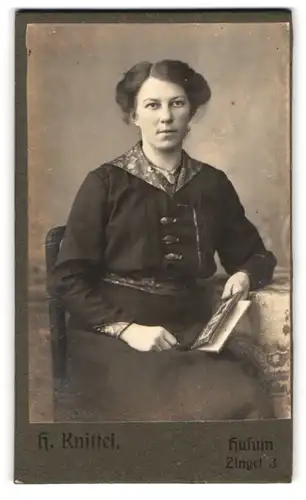 Fotografie H. Knittel, Husum, Zingel 3, Portrait Dame im schwarzen Kleid mit Buch in der Hand