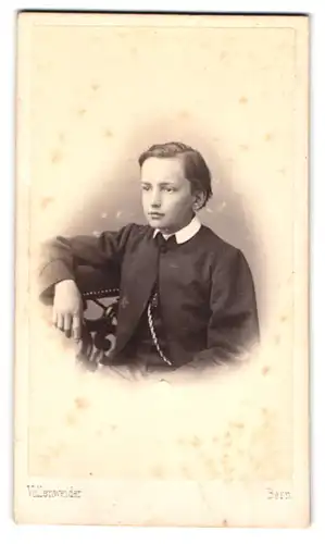 Fotografie M. Vollenweider, Bern, Portrait niedlicher kleiner Knabe im dunklen Anzug mit Fliege und Kette