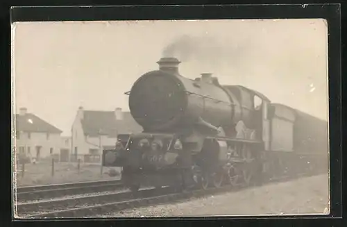 Foto-AK Eisennbahn passiert Dorf, englische Eisenbahn