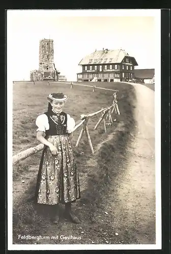 AK Feldberg i. Schwarzwald, Feldbergturm mit Gasthaus und Frau in Schwarzwälder Tracht
