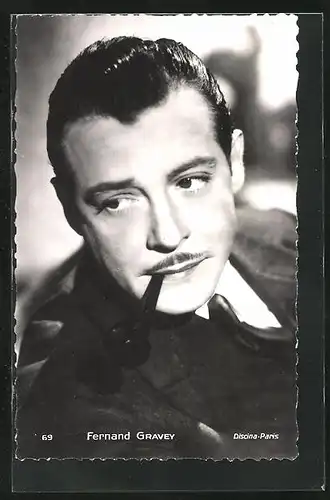 AK Schauspieler Fernand Gravey mit Pfeife im Mund