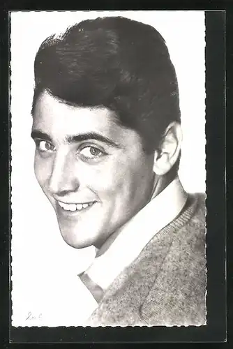 AK Schauspieler Sasha Distel lächelt