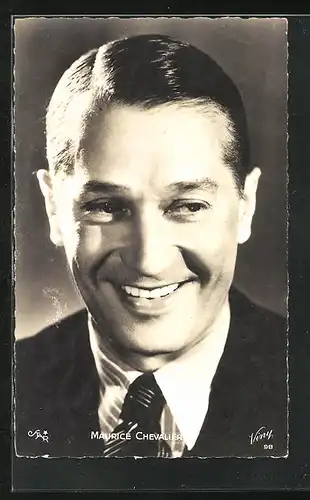 AK Schauspieler Maurice Chevalier mit Lächeln