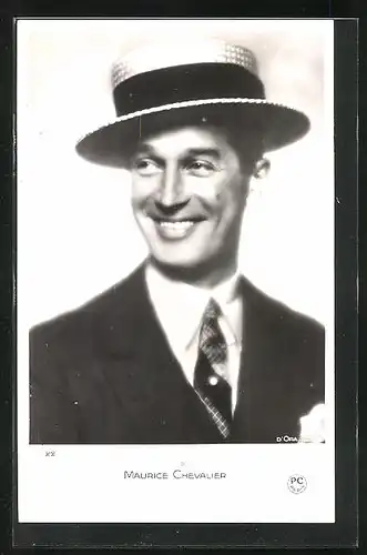 AK Schauspieler Maurice Chevalier lächelnd mit Hut und Anzug