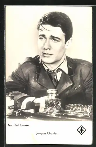 AK Schauspieler Jacques Charrier sitzt am Tisch