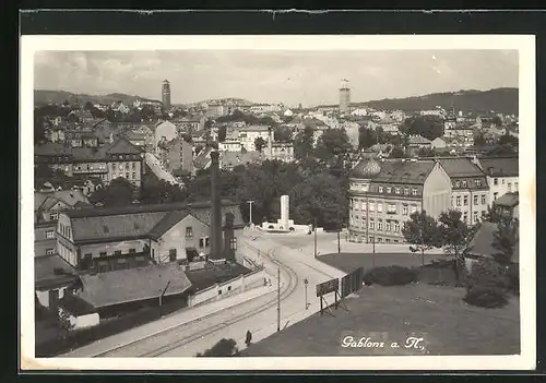 AK Gablonz / Jablonec Nad Nisou, Blick auf Stadt und Strassenbahnschienen
