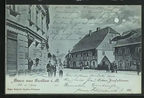 Mondschein-AK Grottau / Hradek Nad Nisou, Franz-Josef-Strasse mit Passanten