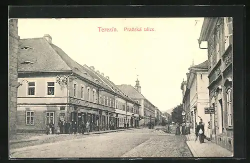 AK Theresienstadt / Terezin, Prazská ulice, Strassenpartie mit Geschäften