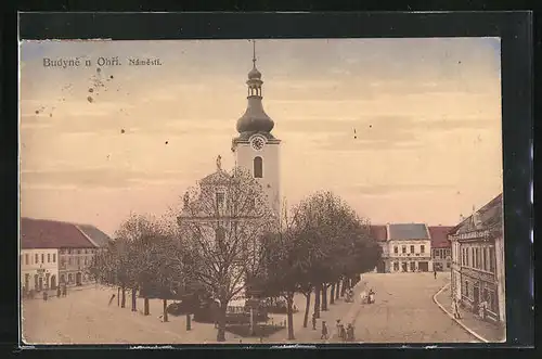 AK Budyne n. Ohri, Námesti, Hauptplatz mit Kirche