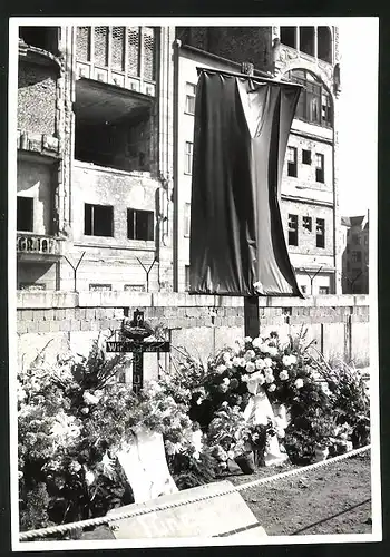 Fotografie unbekannter Fotograf, Ansicht Berlin, Gedenkstelle von Peter Fechter an der Berliner Mauer 1961