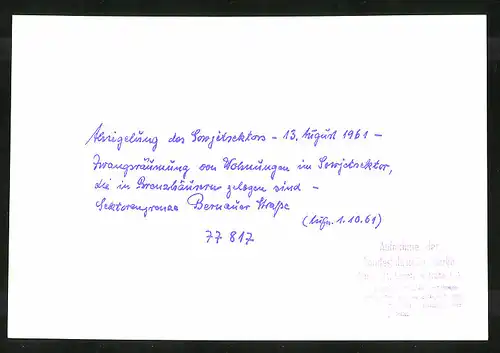Fotografie unbekannter Fotograf, Ansicht Berlin, Bernauer Strasse, Zwangsräumung von Wohnungen im Sowjet-Sektor 1961