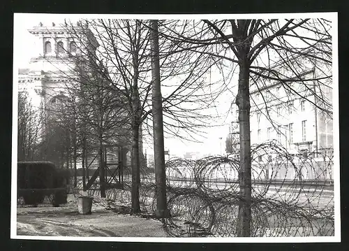 Fotografie unbekannter Fotograf, Ansicht Berlin, Sektorengrenze Ebertstrasse mit Stacheldraht & Sperrmauer 1962