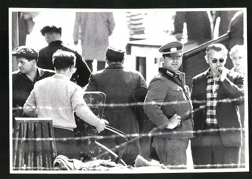 Fotografie unbekannter Fotograf, Ansicht Berlin, Bernauer Strasse Volkspolizei überwacht Zwangsräumungen von Wohnungen