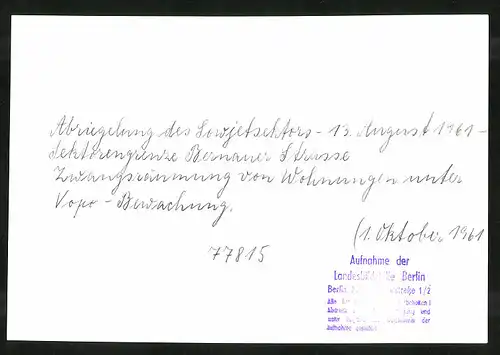 Fotografie unbekannter Fotograf, Ansicht Berlin, Bernauer Strasse Volkspolizei überwacht Zwangsräumungen von Wohnungen