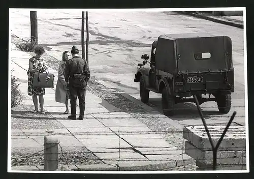 Fotografie unbekannter Fotograf, Ansicht Berlin, Sektorengrenze Kieler Strasse, DDR-Bürger werden kontolliert 1962