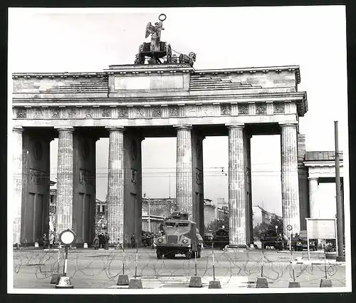 Fotografie unbekannter Fotograf, Ansicht Berlin, Sektorengrenze Brandenburger Tor, Panzerfahrzeug 1961